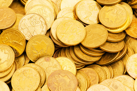 金堆城堆金硬币上白色隔离照片