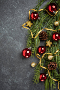 金黄圣诞节庆祝装饰与金黄丝带红色球松树锥体和分支平躺顶部视图