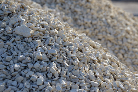 道路砾石.砾石质地.碎石的背景.成堆的石灰岩岩石.