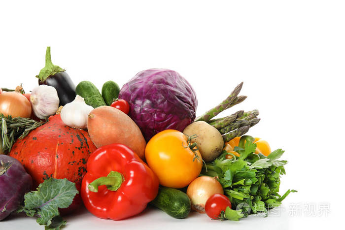 在白色背景的新鲜成熟蔬菜堆有机食品