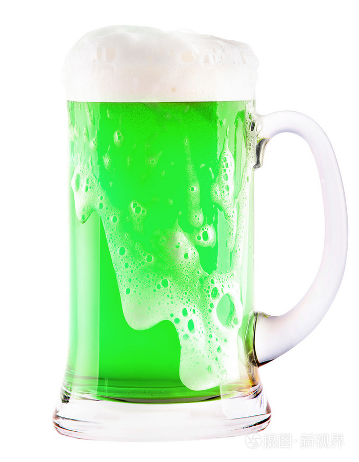 绿色的啤酒,孤立在一张白纸