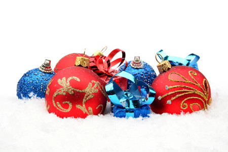 红色 蓝色圣诞节装饰线在雪地上