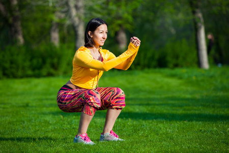 体育和生活方式的概念 — — 女人在做户外运动照片