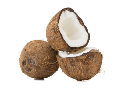 在白色背景下分离的一半和整个椰子的特写图片。富含维他命的异国水果的概念