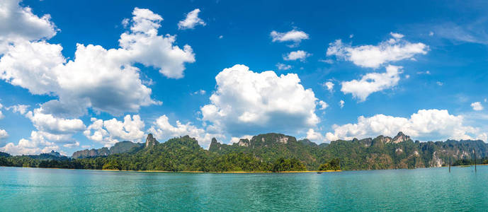 美丽的自然全景在姚照东兰湖, Ratchaprapha 水坝, 考索克国家公园在泰国在夏天天