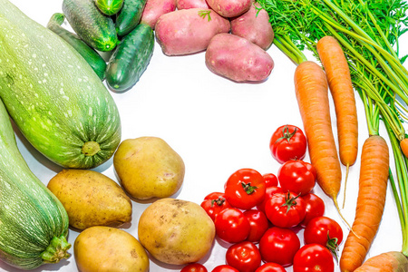 秋天收割.在白色背景的蔬菜.蔬菜做饭.