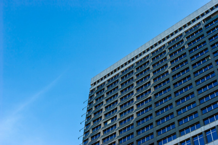 现代建筑立面上蓝蓝的天空背景