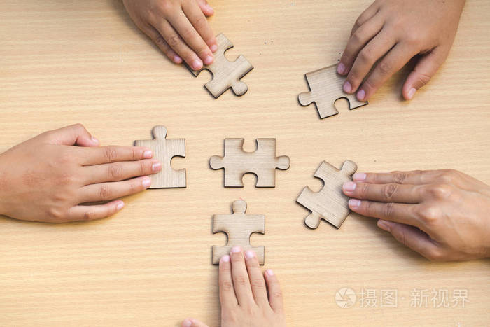 不同的人手拼拼图, 青年队把棋子拼在一起寻找合适的匹配, 帮助支持