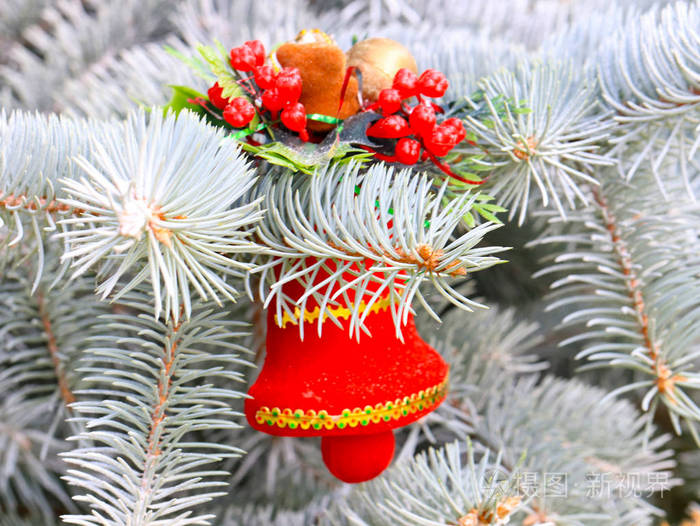 节日前夕森林树树枝上的圣诞装饰品