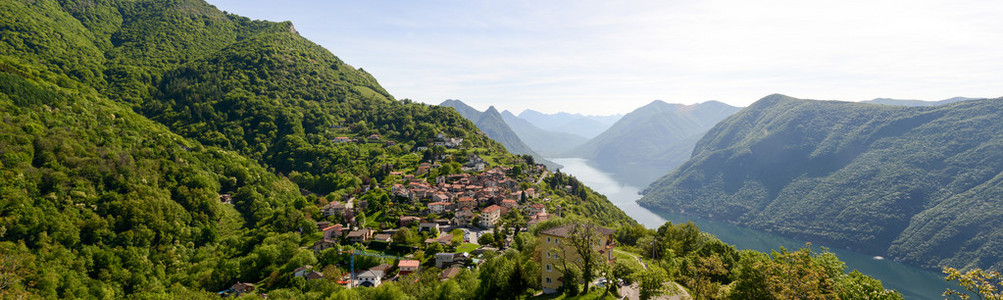 在 Bre 村庄在湖 Lugano 全景