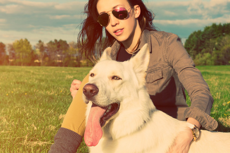 有吸引力的年轻女孩与她的宠物狗，colorised 图像