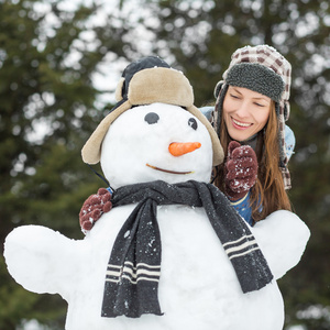 三个有趣的雪人图片