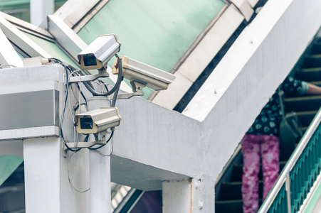 闭路电视摄像机或监视在城市经营照片