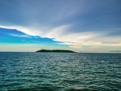 令人惊叹的田园般的海洋和美丽的天空海岛景观在假期时间, 夏季促