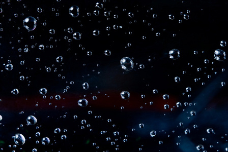 黑水滴一个黑的背景上的水滴照片