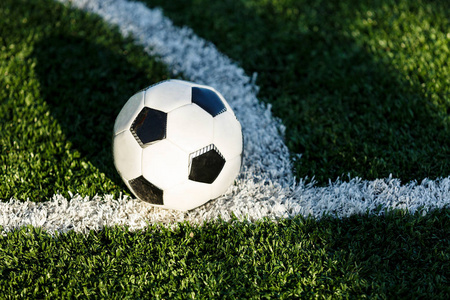 经典的黑白足球球在田野的绿草上。足球游戏, 训练, 爱好概念。具有复制空间