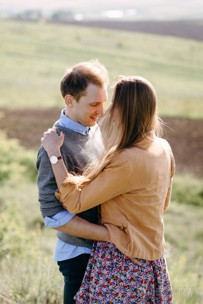 可爱的情侣拥抱站在现场