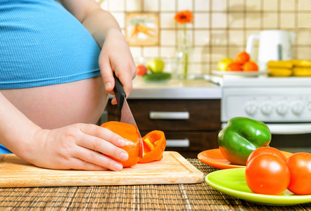 孕妇准备蔬菜食物