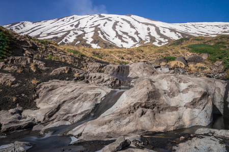埃特纳火山上流动的熔岩流