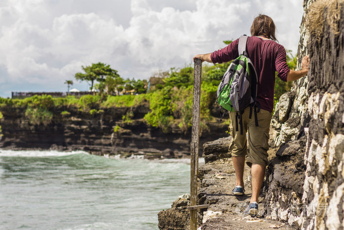 一个人走在悬崖的边缘的路径