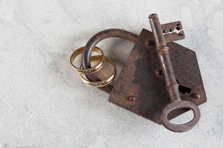 结婚戒指在一个生锈的锁
