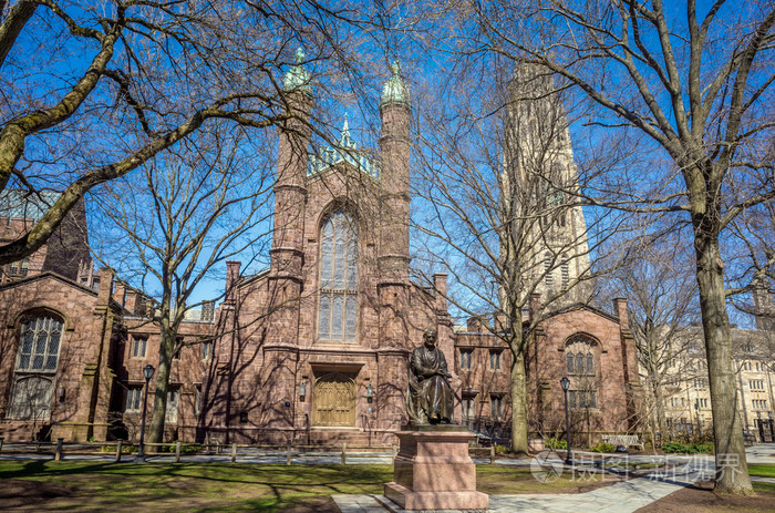 耶鲁大学建筑在春天蓝色的天空照片-正版商用图片0baxq6-摄图新视界