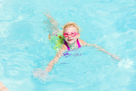 在泳池游泳的小女孩