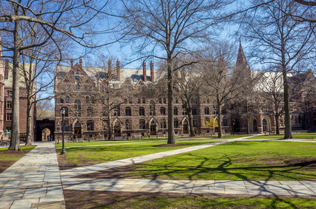 耶鲁大学建筑在春天蓝色的