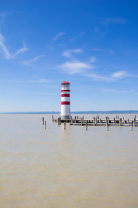 在湖 Neusiedl 在奥地利 Podersdorf 灯塔