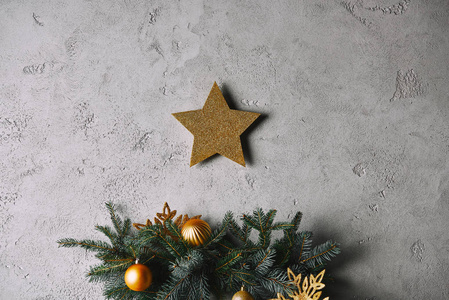 圣诞节黄金星挂在灰色墙上的圣诞树在房间里