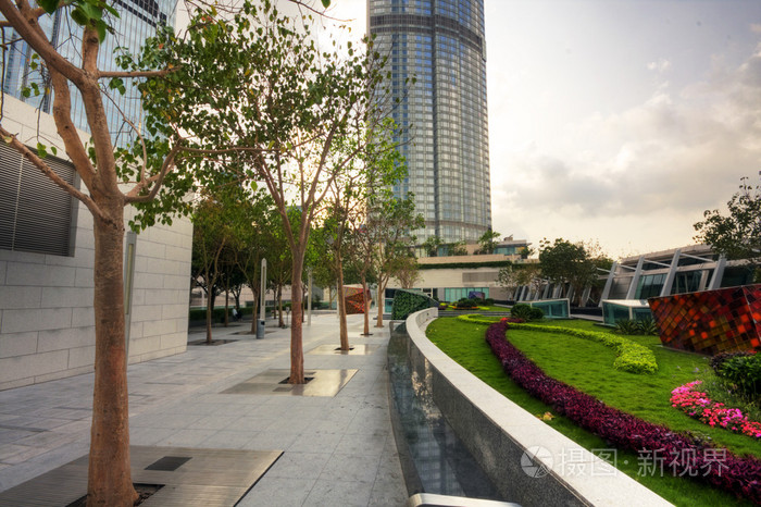 在一座现代化建筑的城市公园