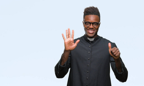 年轻的非洲裔美国牧师男子在孤立的背景显示和指向与手指数字六同时微笑自信和快乐