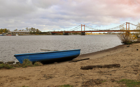 阿尔汉格尔斯克.秋日在岸的北德维纳河对面 Solombala。在夏娃的金黄秋叶。kuznechiha 河对面的斜拉桥景观。船在岸