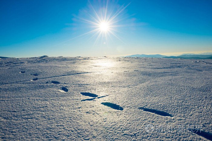 在山的雪地上的脚印