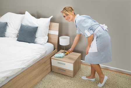 打扫灰尘酒店女服务员打扫灰尘照片