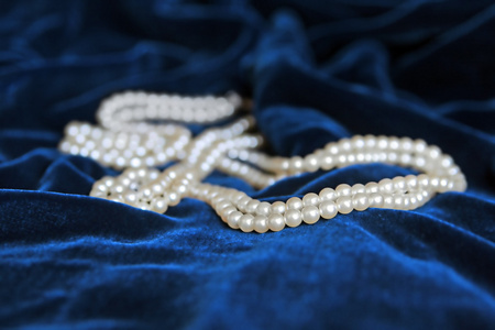 在蓝色的天鹅绒的珍珠项链图片