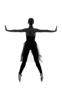 年轻美丽的芭蕾舞演员的黑色和白色痕迹