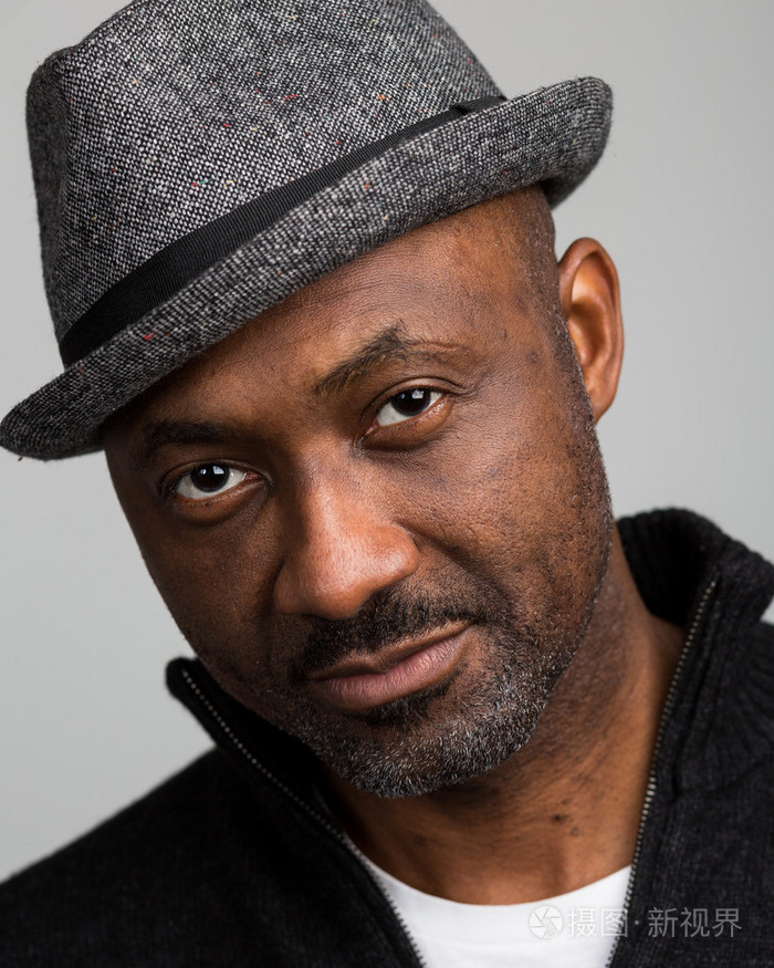 黑人男子戴着帽子的茬