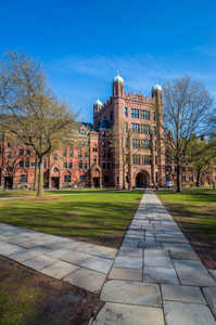 耶鲁大学建筑在春天蓝色的天空