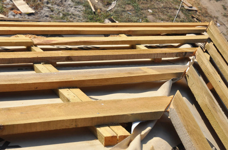 防水膜在屋盖上安装木椽,檐,防水膜,原木及木材照片