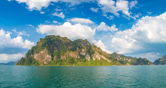 美丽的自然全景在姚照东兰湖, Ratchaprapha 水坝, 考索克国家公园在泰国在夏天天