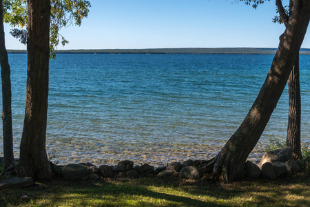 Manitoulin 岛神灵湖海岸线景观