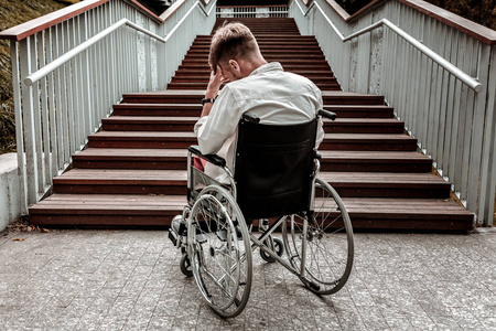 简洁坐在楼梯前的残疾人形象图片