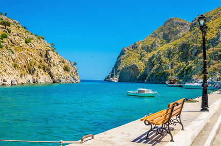 板凳，地峡海在端口的 Vathi 希腊岛