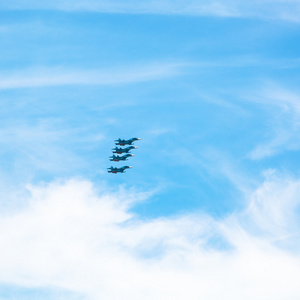 多云的天空绿色军事战斗机