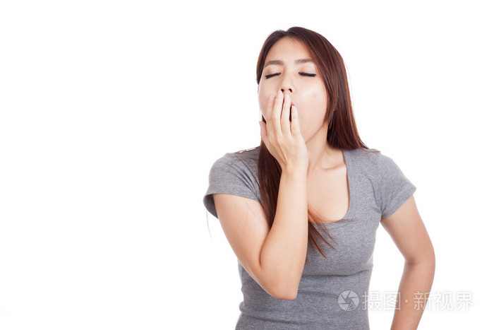 睡眼惺忪的年轻亚洲女子打呵欠