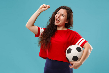 风扇体育妇女球员举行足球被隔绝在蓝色背景上