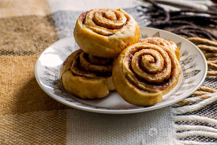 甜肉桂卷包子与香料和可可圣诞烘焙糕点