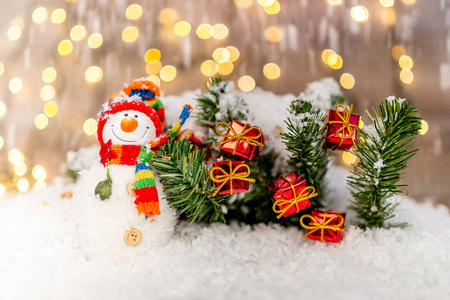 圣诞节装饰在木背景与雪人和雪。新年快乐