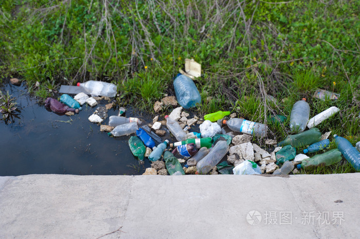 不卫生的污染的河流照片-正版商用图片0bbozf-摄图新视界